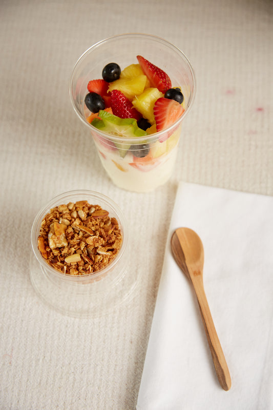 YOGURT GRIEGO CON FRUTA Y GRANOLA